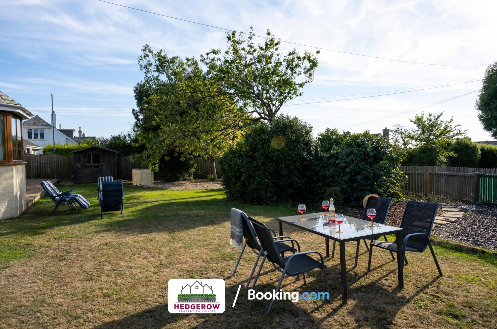 Hedgerow Haven: Spacious 2-Bedroom Truro Retreat Exterior photo